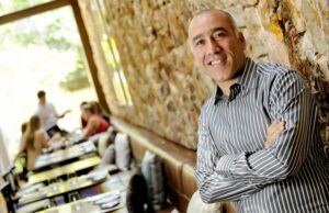 Empresário usa tâmaras em restaurantes luxuosos de SP