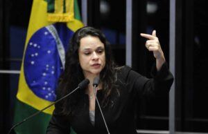 Janaína Paschoal é a deputada mais votada da história