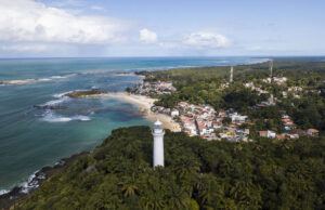 Turistas encaram altos e baixos para chegar a Morro de São Paulo, na ilha de Tinharé