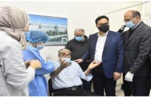 Ator de 93 anos é o primeiro a receber vacina contra a Covid-19 no Líbano