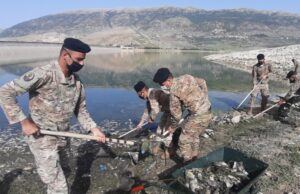 Exército e voluntários estão limpando o lago de Qaraoun