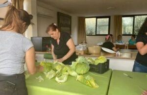 Moradores de Kobayat preparam comida para voluntários que trabalham para conter o incêndio