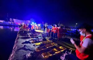 Barco afunda no porto de Trípoli com 60 pessoas abordo