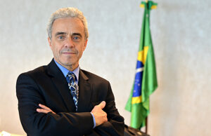 Presidente do Líbano concede a Medalha Nacional de Cedro ao embaixador do Brasil