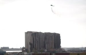 Helicópteros sobrevoaram os silos do porto de Beirute